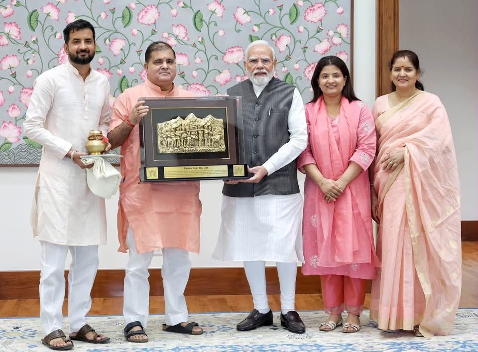 पीएम मोदी से मिले महेंद्र भट्ट, बेटे की शादी का दिया निमंत्रण; परिवार के साथ की शिष्टाचार भेंट पीएम मोदी से मिले महेंद्र भट्ट, बेटे की शादी का दिया निमंत्रण; परिवार के साथ की शिष्टाचार भेंट