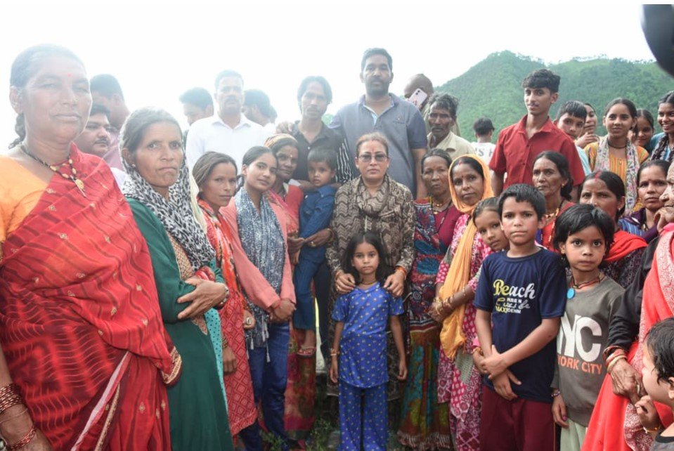 वडयूड़ा हादसे के पीड़ित परिवार से मिलीं मंत्री रेखा आर्या, हरसंभव मदद का दिया भरोसा वडयूड़ा हादसे के पीड़ित परिवार से मिलीं मंत्री रेखा आर्या, हरसंभव मदद का दिया भरोसा