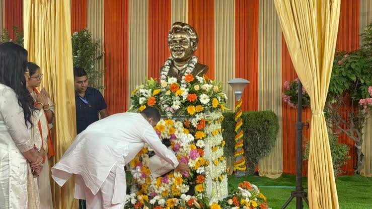 महानायक उत्तम कुमार की जन्मशती पर निकली भव्य पदयात्रा, फिल्म जगत की हस्तियों ने दी श्रद्धांजलि महानायक उत्तम कुमार की जन्मशती पर निकली भव्य पदयात्रा, फिल्म जगत की हस्तियों ने दी श्रद्धांजलि