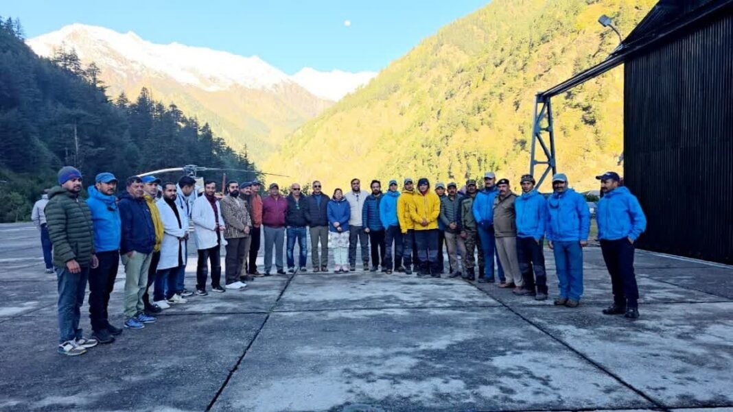 उत्तरकाशी में राहत-बचाव अभियान तेज, कालिंदी खाल से सभी 19 ट्रेकर्स सुरक्षित निकाले गए उत्तरकाशी में राहत-बचाव अभियान तेज, कालिंदी खाल से सभी 19 ट्रेकर्स सुरक्षित निकाले गए