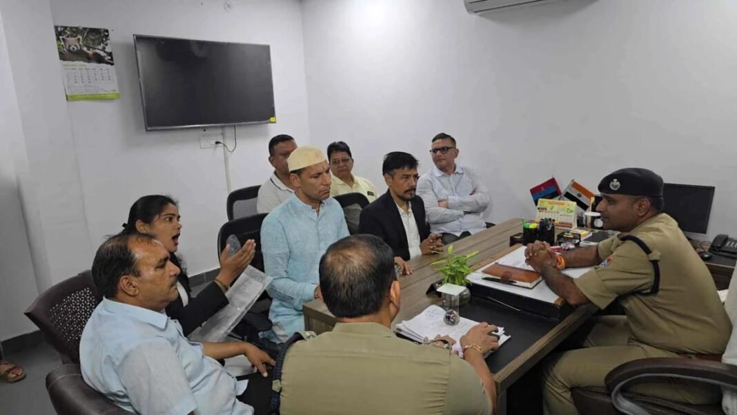 बारिश में भी नहीं थमा कांग्रेस का आक्रोश, मुकदमा दर्ज कराने एसएसपी कार्यालय पहुंचे कांग्रेसी बारिश में भी नहीं थमा कांग्रेस का आक्रोश, मुकदमा दर्ज कराने एसएसपी कार्यालय पहुंचे कांग्रेसी