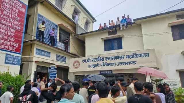 दो महीने बाद भी रिजल्ट का इंतजार, छत पर चढ़े छात्र दो महीने बाद भी रिजल्ट का इंतजार, छत पर चढ़े छात्र