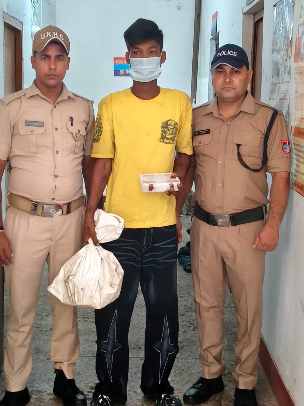 मंदिर का ताला तोड़कर दानपात्र साफ, घंटियां-पीतल के बर्तन भी ले उड़ा चोर; सीसीटीवी ने पहुंचाया जेल मंदिर का ताला तोड़कर दानपात्र साफ, घंटियां-पीतल के बर्तन भी ले उड़ा चोर; सीसीटीवी ने पहुंचाया जेल