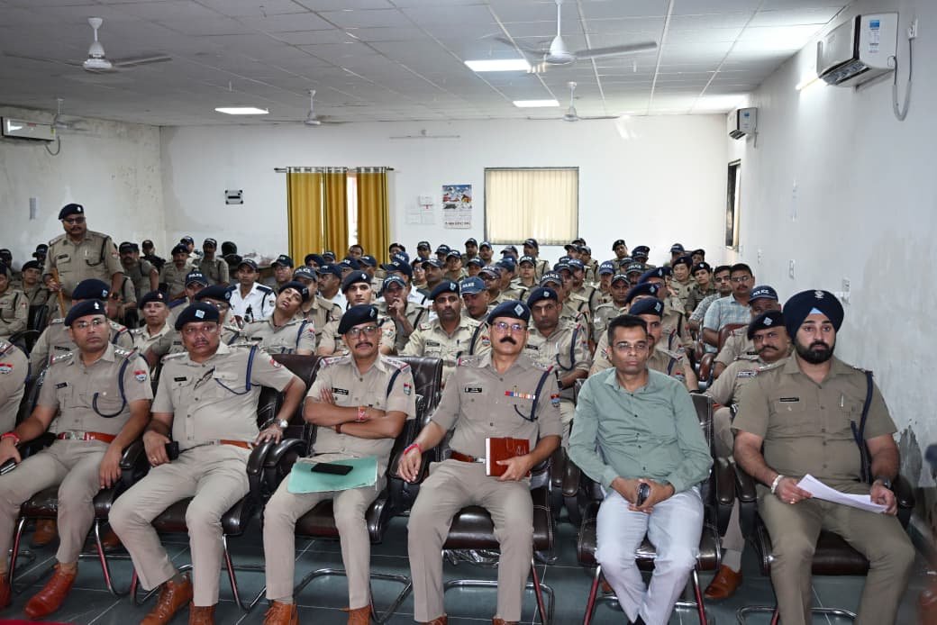 रेलवे भूमि पर फैसले से पहले हल्द्वानी में हाई अलर्ट, छतों से सोशल मीडिया तक पुलिस की पैनी नजर रेलवे भूमि पर फैसले से पहले हल्द्वानी में हाई अलर्ट, छतों से सोशल मीडिया तक पुलिस की पैनी नजर