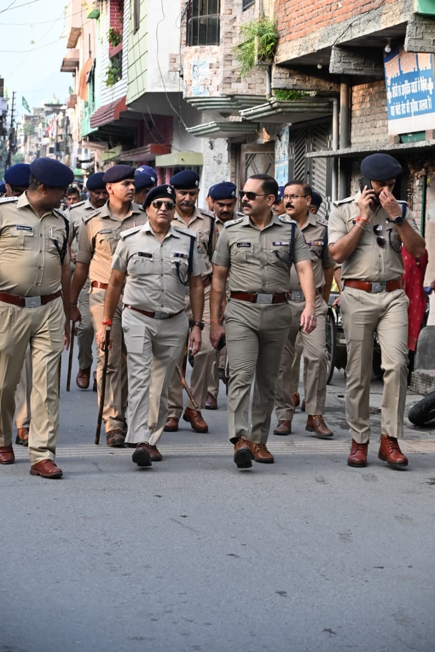 फैसले से पहले बनभूलपुरा में पुलिस का शक्ति प्रदर्शन, गलियों से छतों तक निगरानी फैसले से पहले बनभूलपुरा में पुलिस का शक्ति प्रदर्शन, गलियों से छतों तक निगरानी