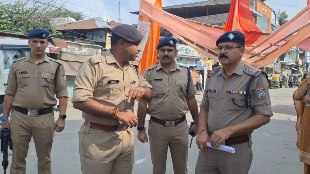 शहर में वीआईपी दस्तक, उधर सुप्रीम सुनवाई का दबाव! बनभूलपुरा बना पुलिस का किला शहर में वीआईपी दस्तक, उधर सुप्रीम सुनवाई का दबाव! बनभूलपुरा बना पुलिस का किला