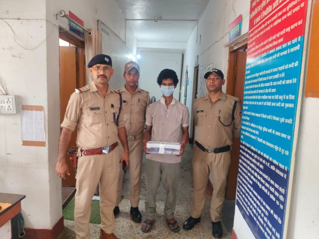 रामलीला मैदान में तमंचे का खेल! जेब में 17 कारतूस, हाथ में मौत का सामान रामलीला मैदान में तमंचे का खेल! जेब में 17 कारतूस, हाथ में मौत का सामान