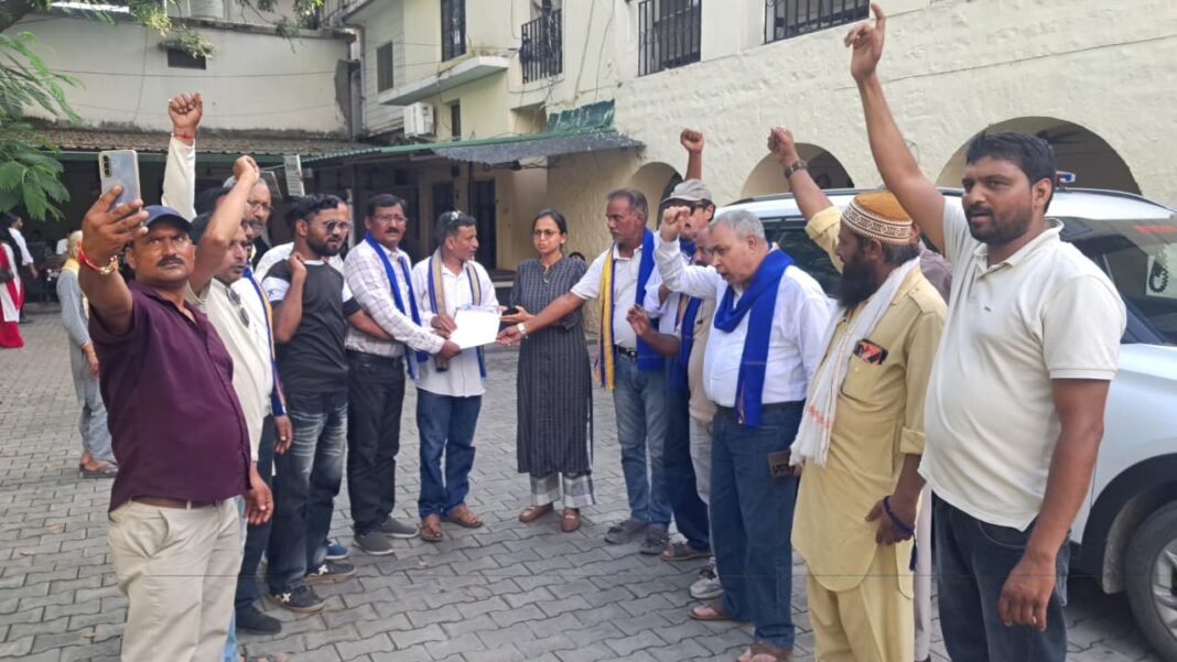 चंद्रशेखर आजाद के काफिले को रोकने पर भड़का आक्रोश चंद्रशेखर आजाद के काफिले को रोकने पर भड़का आक्रोश
