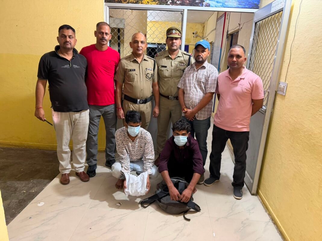 काठगोदाम में चरस की बड़ी खेप पकड़ी, स्कूटी पर सवार दो तस्कर गिरफ्तार काठगोदाम में चरस की बड़ी खेप पकड़ी, स्कूटी पर सवार दो तस्कर गिरफ्तार
