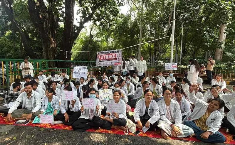 मेडिकल कॉलेज में इंटर्न छात्रों का सब्र टूटा, स्टाइपेंड के लिए हड़ताल पर बैठे मेडिकल कॉलेज में इंटर्न छात्रों का सब्र टूटा, स्टाइपेंड के लिए हड़ताल पर बैठे