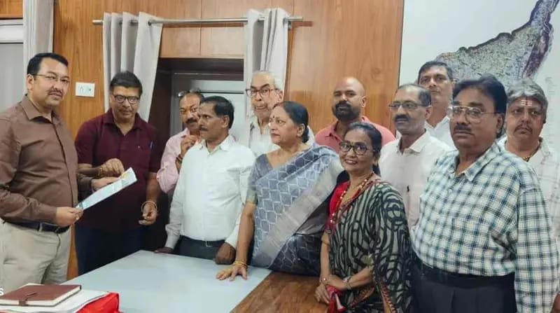 विधायक डॉक्टर मोहन सिंह बिष्ट ने जरूरतमंद लोगों को बांटे मुख्यमंत्री विवेकाधीन कोष के चेक विधायक डॉक्टर मोहन सिंह बिष्ट ने जरूरतमंद लोगों को बांटे मुख्यमंत्री विवेकाधीन कोष के चेक