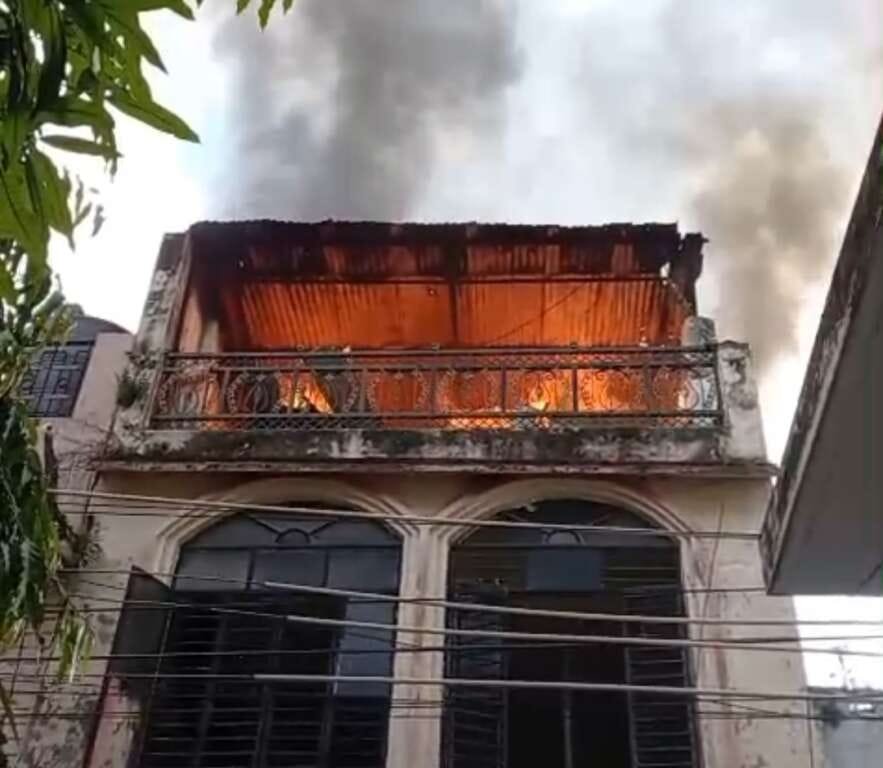 भोलेनाथ गार्डन में कपड़ों का गोदाम धधका, मचा हड़कंप! भोलेनाथ गार्डन में कपड़ों का गोदाम धधका, मचा हड़कंप!