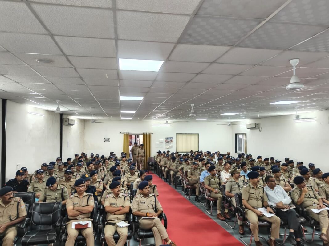 सीएम दौरे से पहले खाकी का सुरक्षा कवच, चप्पे-चप्पे पर पहरा! सीएम दौरे से पहले खाकी का सुरक्षा कवच, चप्पे-चप्पे पर पहरा!