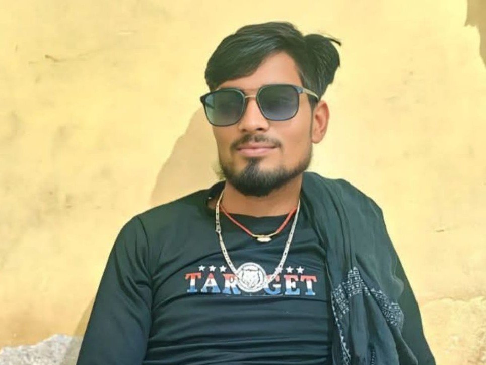 ट्रेन में यात्रियों को लूटकर बाहर फेंकने का आरोप, रोहित तिवारी प्रयागराज से गिरफ्तार ट्रेन में यात्रियों को लूटकर बाहर फेंकने का आरोप, रोहित तिवारी प्रयागराज से गिरफ्तार