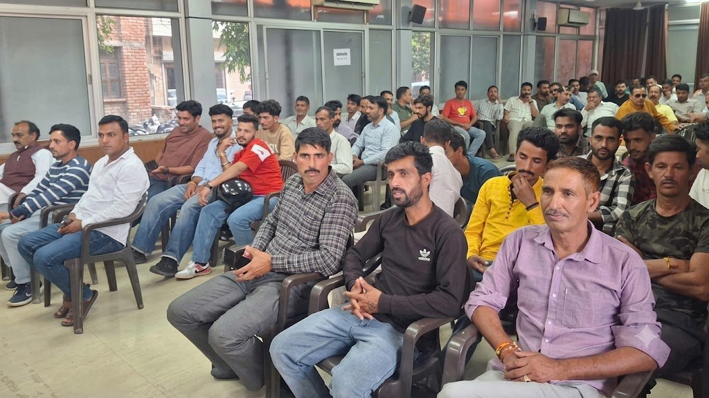 चकराता के 60 कार्यकर्ता भाजपा में शामिल होने पहुंचे, मंत्री के विरोध के बाद बिना जॉइनिंग लौटे चकराता के 60 कार्यकर्ता भाजपा में शामिल होने पहुंचे, मंत्री के विरोध के बाद बिना जॉइनिंग लौटे