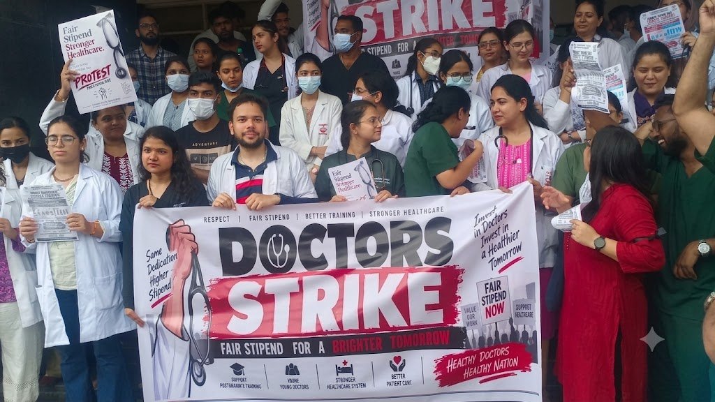 स्टाइपेंड बढ़ाने की मांग को लेकर एमबीबीएस इंटर्न डॉक्टरों का कार्यबहिष्कार स्टाइपेंड बढ़ाने की मांग को लेकर एमबीबीएस इंटर्न डॉक्टरों का कार्यबहिष्कार