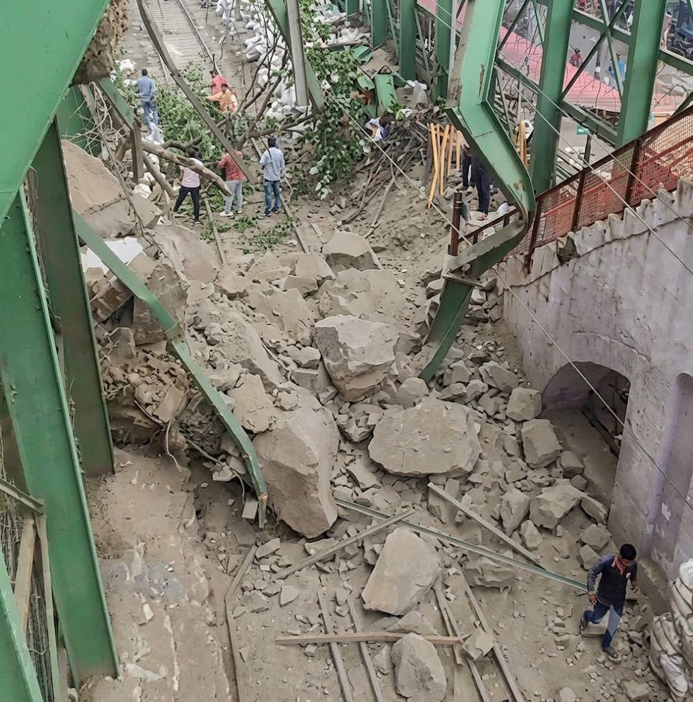 हरिद्वार में मनसा देवी पहाड़ी पर फिर सक्रिय हुआ भूस्खलन, 300 मीटर सड़क और पुलिया क्षतिग्रस्त हरिद्वार में मनसा देवी पहाड़ी पर फिर सक्रिय हुआ भूस्खलन, 300 मीटर सड़क और पुलिया क्षतिग्रस्त