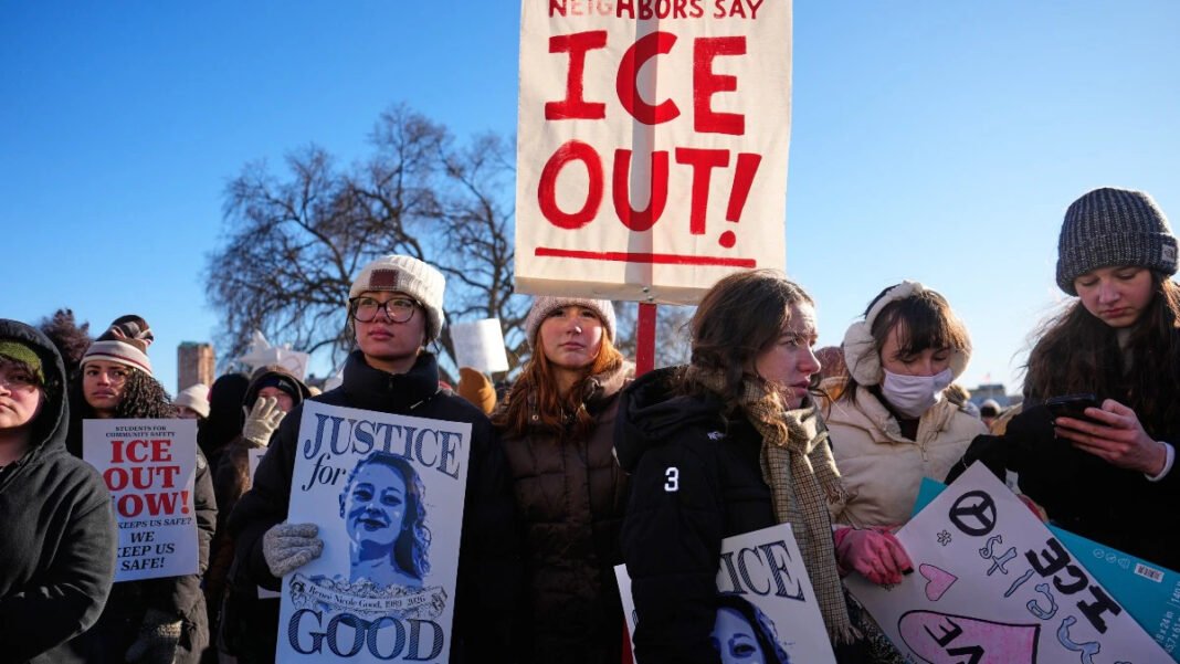 ऑस्टिन में ICE अधिकारी की गोलीबारी, वेनेजुएला के नागरिक के घायल होने पर प्रदर्शन ऑस्टिन में ICE अधिकारी की गोलीबारी, वेनेजुएला के नागरिक के घायल होने पर प्रदर्शन