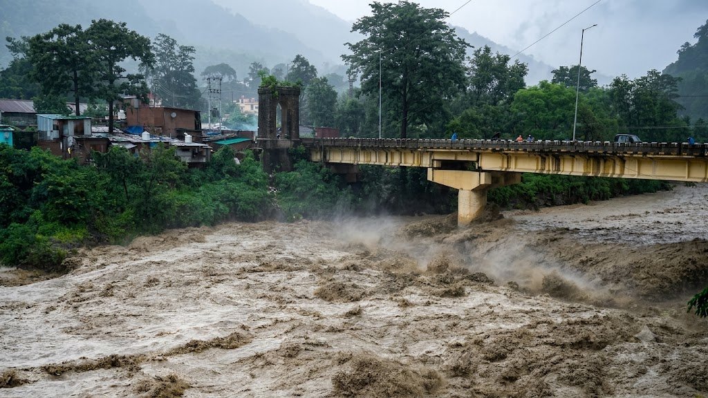 उत्तराखंड में बारिश का कहर, तीन बच्चों समेत 11 की मौत; आज भी कई जिलों में भारी बारिश का अलर्ट उत्तराखंड में बारिश का कहर, तीन बच्चों समेत 11 की मौत; आज भी कई जिलों में भारी बारिश का अलर्ट