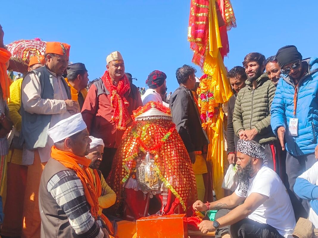 चमोली में बधाण की डोली और नंदा लोकजात यात्रा पहुंची उलंग्रा गांव चमोली में बधाण की डोली और नंदा लोकजात यात्रा पहुंची उलंग्रा गांव