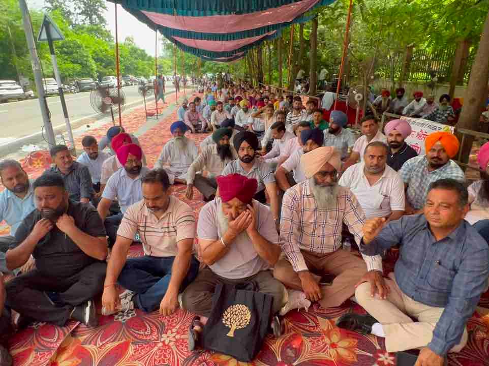 पंजाब में सरकारी कर्मचारियों ने वापस ली हड़ताल, सरकार के आश्वासन के बाद बनी सहमति पंजाब में सरकारी कर्मचारियों ने वापस ली हड़ताल, सरकार के आश्वासन के बाद बनी सहमति