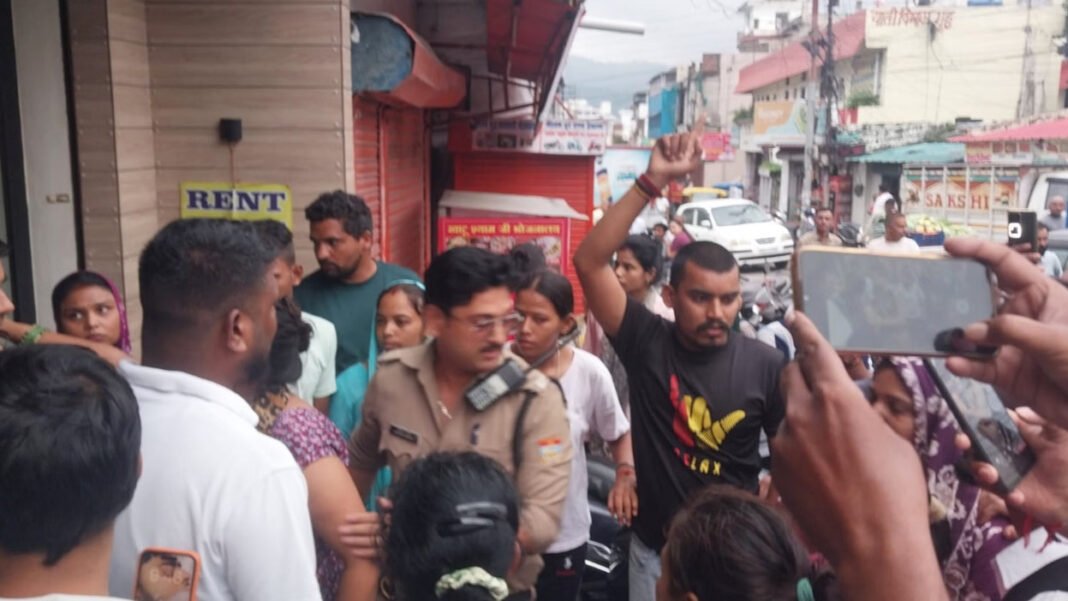ऋषिकेश में नाबालिग से दुष्कर्म के बाद भड़का आक्रोश, होटल में तोड़फोड़; मालिक-मैनेजर जांच के घेरे में ऋषिकेश में नाबालिग से दुष्कर्म के बाद भड़का आक्रोश, होटल में तोड़फोड़; मालिक-मैनेजर जांच के घेरे में