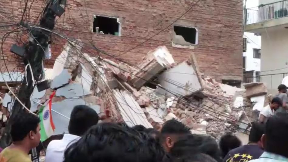 दिल्ली के सत्य निकेतन में भरभराकर गिरी बहुमंजिला इमारत, मलबे में कई लोगों के दबे होने की आशंका दिल्ली के सत्य निकेतन में भरभराकर गिरी बहुमंजिला इमारत, मलबे में कई लोगों के दबे होने की आशंका