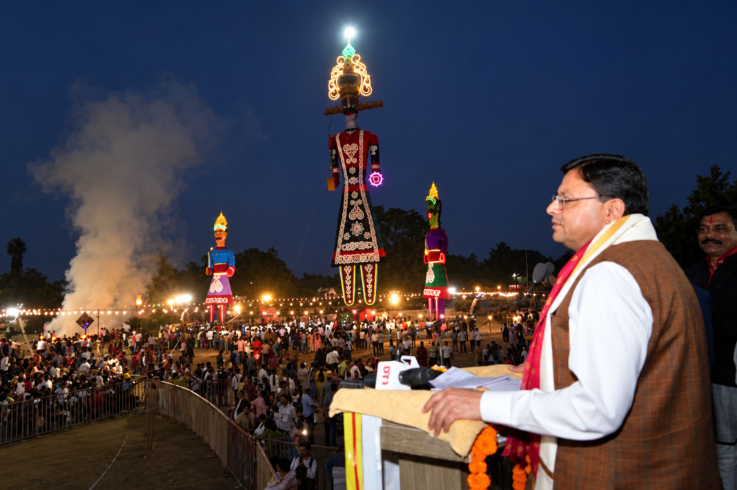 देहरादून में दशहरा महोत्सव में शामिल हुए सीएम धामी, बोले- बुराई पर अच्छाई की जीत का प्रतीक है पर्व देहरादून में दशहरा महोत्सव में शामिल हुए सीएम धामी, बोले- बुराई पर अच्छाई की जीत का प्रतीक है पर्व
