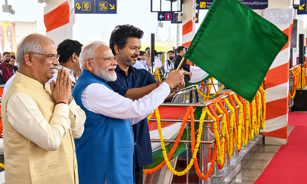 पीएम मोदी के कार्यक्रम में गूंजा ‘2029 में विजय होंगे पीएम’ का नारा, समर्थकों ने लहराए पोस्टर पीएम मोदी के कार्यक्रम में गूंजा ‘2029 में विजय होंगे पीएम’ का नारा, समर्थकों ने लहराए पोस्टर