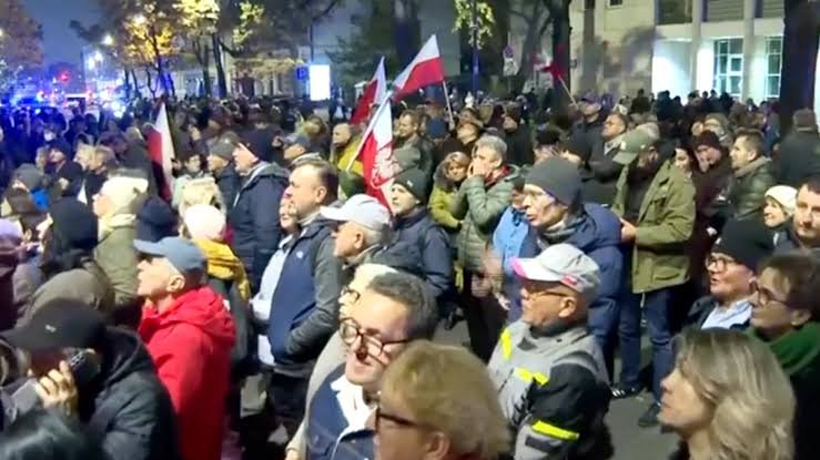 पोलैंड में न्यायपालिका पर कब्जे को लेकर सियासी संग्राम, चीफ जस्टिस निलंबित; राष्ट्रपति का विमान बीच रास्ते से लौटा पोलैंड में न्यायपालिका पर कब्जे को लेकर सियासी संग्राम, चीफ जस्टिस निलंबित; राष्ट्रपति का विमान बीच रास्ते से लौटा