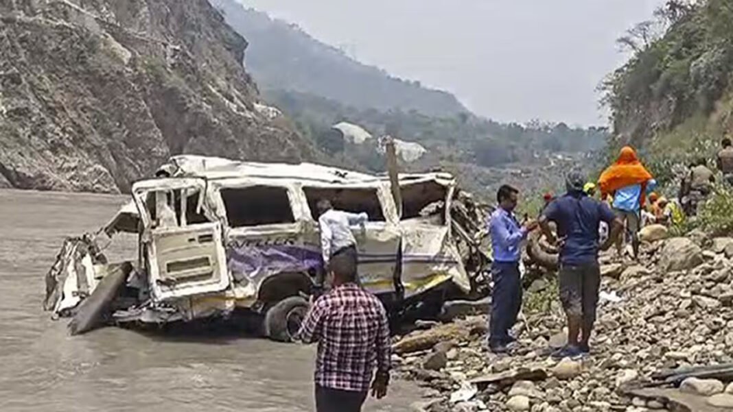 रुद्रप्रयाग में बड़ा सड़क हादसा: PWD तिराहे के पास पलटा टेंपो ट्रैवलर, 16 यात्री घायल रुद्रप्रयाग में बड़ा सड़क हादसा: PWD तिराहे के पास पलटा टेंपो ट्रैवलर, 16 यात्री घायल