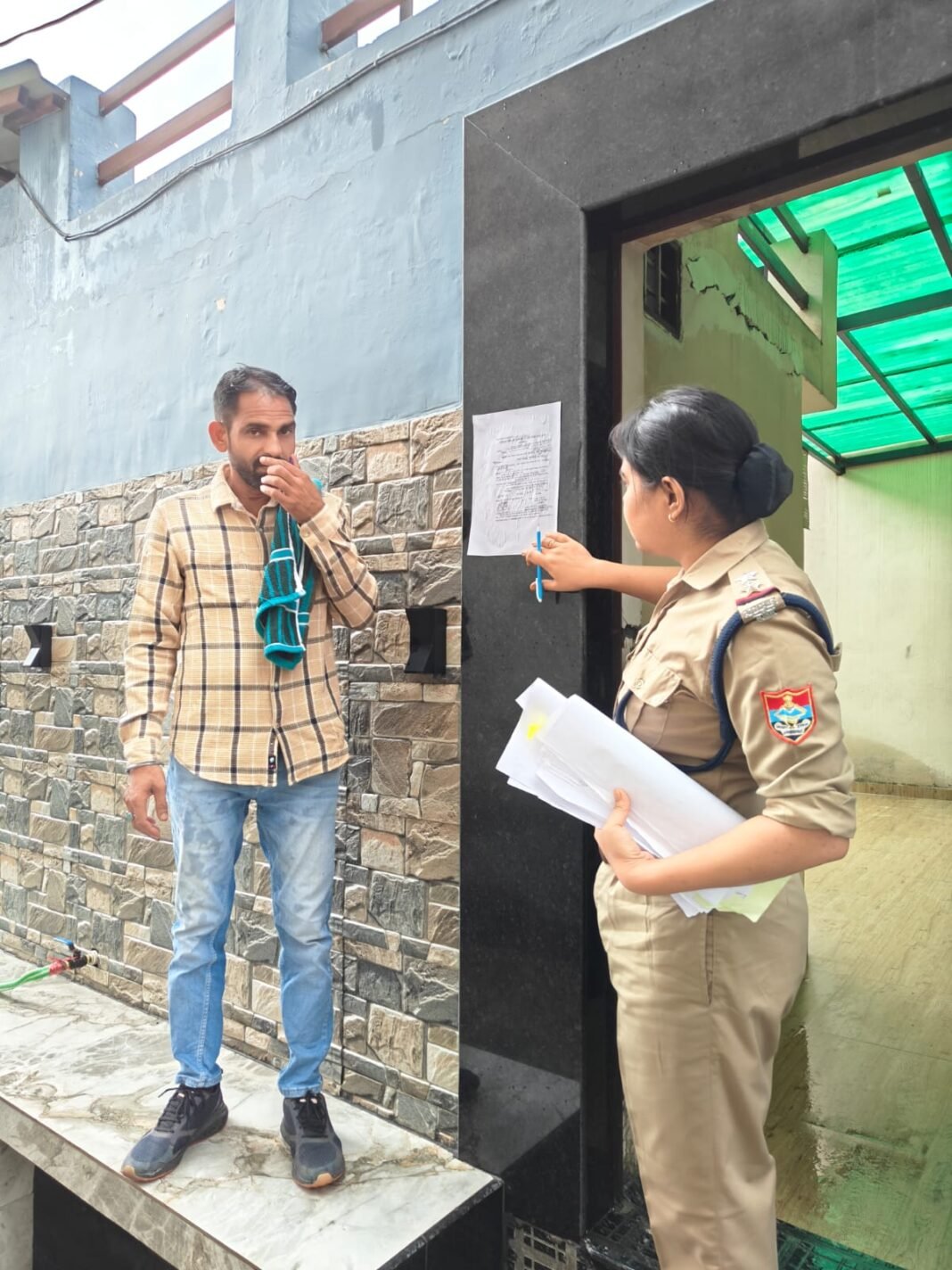 पुलिस ने पॉस्को का वांछित अभियुक्त के घर पर कुर्की का नोटिस चस्पा किया पुलिस ने पॉस्को का वांछित अभियुक्त के घर पर कुर्की का नोटिस चस्पा किया