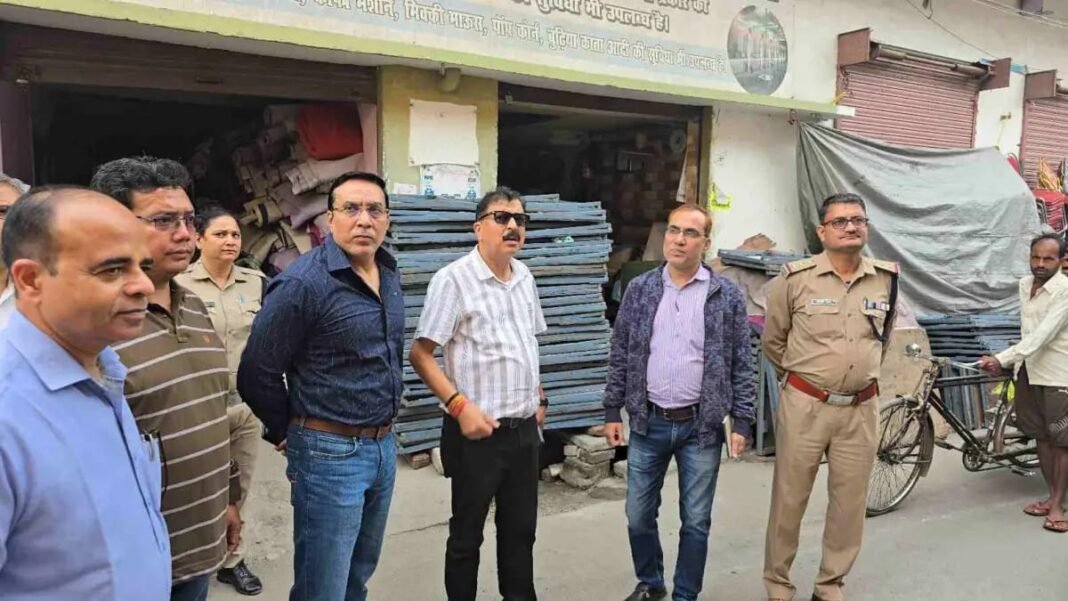 भोर भयो पनघट पे… उधर लोग नींद में बेखबर, इधर बिजली-पुलिस की टीम ने दरवाजों पर दी दस्तक! भोर भयो पनघट पे… उधर लोग नींद में बेखबर, इधर बिजली-पुलिस की टीम ने दरवाजों पर दी दस्तक!
