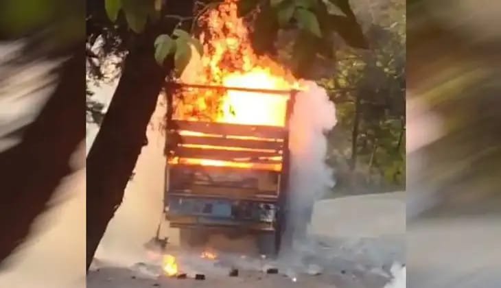 नैनीताल रोड पर पटाखों से भरे ट्रक में लगी आग, धमाकों से दहला ज्योलीकोट नैनीताल रोड पर पटाखों से भरे ट्रक में लगी आग, धमाकों से दहला ज्योलीकोट
