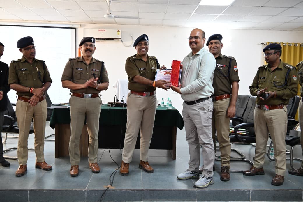 अपराधियों पर शिकंजा, लापरवाह पुलिसकर्मियों को एसएसपी की फटकार अपराधियों पर शिकंजा, लापरवाह पुलिसकर्मियों को एसएसपी की फटकार