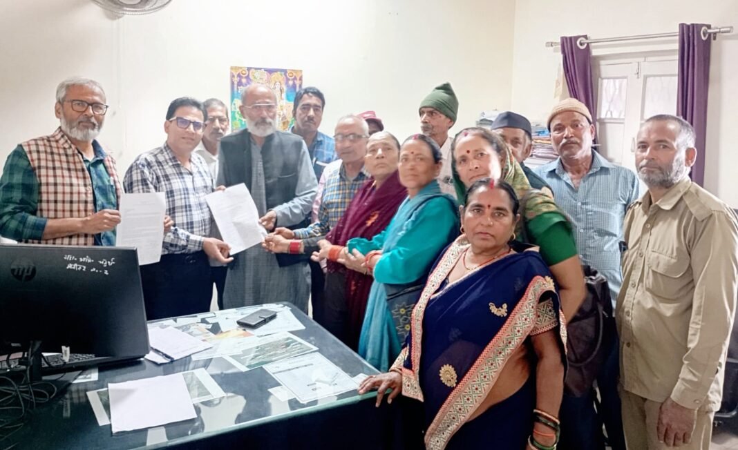13.31 लाख का बजट, फिर भी सड़क बदहाल! बागजाला के ग्रामीणों ने दी तालाबंदी की चेतावनी 13.31 लाख का बजट, फिर भी सड़क बदहाल! बागजाला के ग्रामीणों ने दी तालाबंदी की चेतावनी