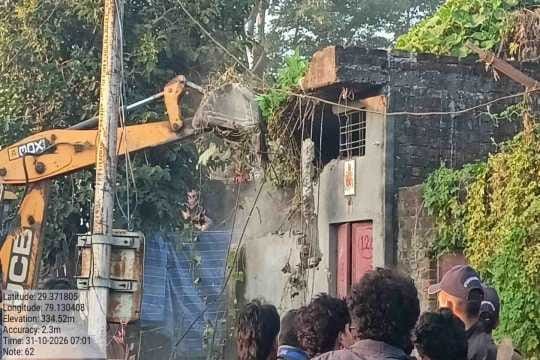 रामनगर में तड़के चला बुलडोजर, 86 मकान जमींदोज; 14 हेक्टेयर वनभूमि कराई कब्जामुक्त रामनगर में तड़के चला बुलडोजर, 86 मकान जमींदोज; 14 हेक्टेयर वनभूमि कराई कब्जामुक्त
