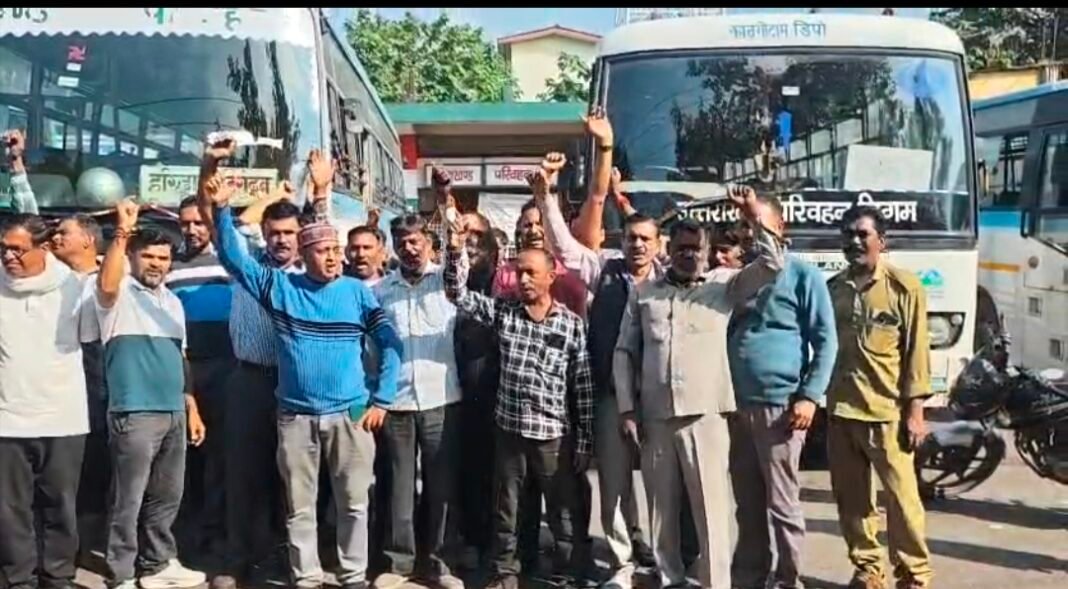 रोडवेज की हड़ताल दूसरे दिन भी बेकाबू, 60 फीसदी बस संचालन ठप; सड़कों पर भटकते रहे यात्री रोडवेज की हड़ताल दूसरे दिन भी बेकाबू, 60 फीसदी बस संचालन ठप; सड़कों पर भटकते रहे यात्री