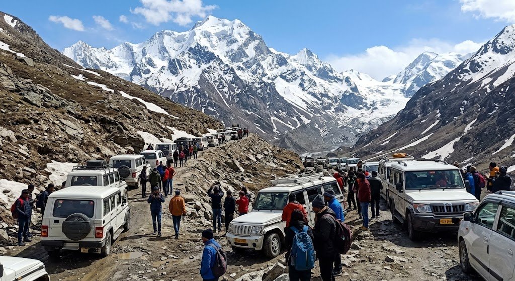 14,500 फीट की ऊंचाई पर पहली बार लगा जाम, आदि कैलाश में घंटों फंसे पर्यटक 14,500 फीट की ऊंचाई पर पहली बार लगा जाम, आदि कैलाश में घंटों फंसे पर्यटक