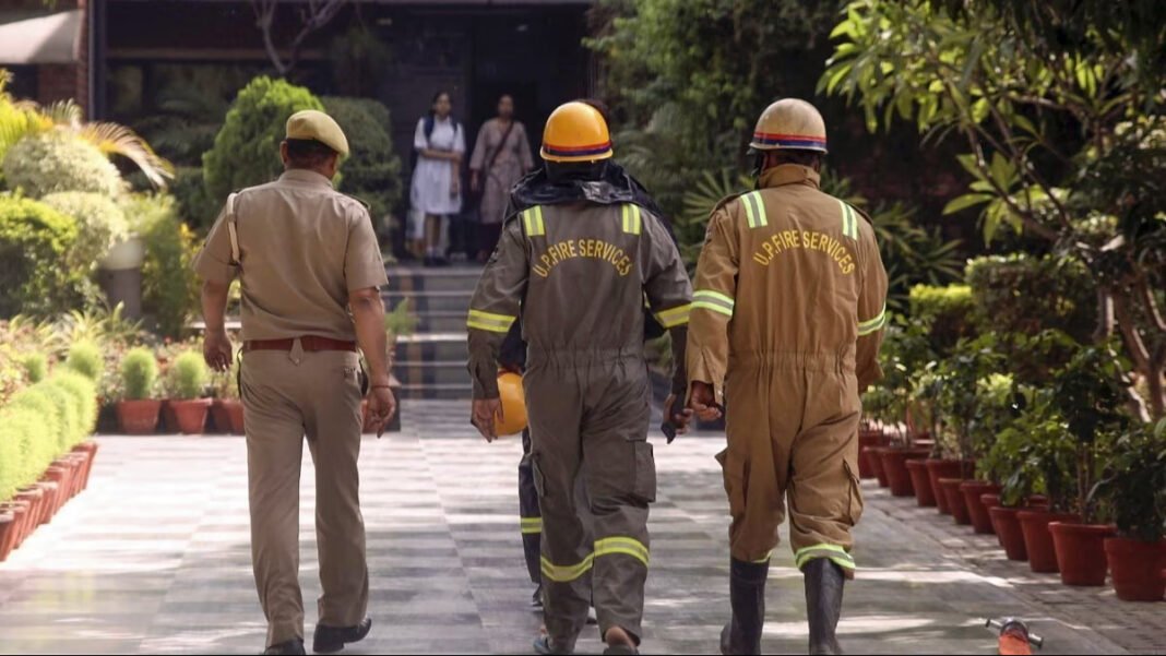 नोएडा के कई स्कूलों को बम से उड़ाने की धमकी, पुलिस अलर्ट; बम निरोधक दस्ते और डॉग स्क्वॉड ने संभाला मोर्चा नोएडा के कई स्कूलों को बम से उड़ाने की धमकी, पुलिस अलर्ट; बम निरोधक दस्ते और डॉग स्क्वॉड ने संभाला मोर्चा