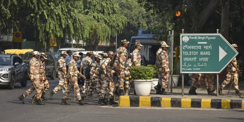CJP के प्रदर्शन से पहले दिल्ली में हाई अलर्ट, 35 हजार सुरक्षाकर्मी तैनात; सीमाओं पर ड्रोन से निगरानी CJP के प्रदर्शन से पहले दिल्ली में हाई अलर्ट, 35 हजार सुरक्षाकर्मी तैनात; सीमाओं पर ड्रोन से निगरानी