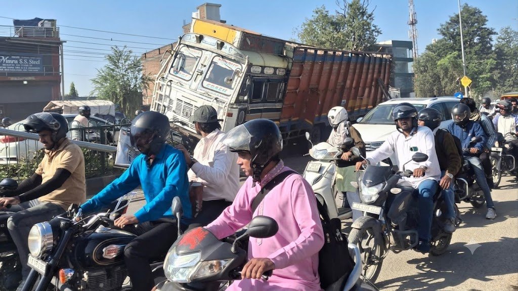देहरादून में हरिद्वार बाईपास पर बड़ा हादसा टला! पवन मार्बल के सामने डिवाइडर पर चढ़ा ट्रक, लगा जाम देहरादून में हरिद्वार बाईपास पर बड़ा हादसा टला! पवन मार्बल के सामने डिवाइडर पर चढ़ा ट्रक, लगा जाम