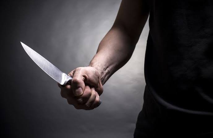 बस से उतरा ही था युवक, पेट में घोंपा चाकू; बैग से चार लाख गायब! बस से उतरा ही था युवक, पेट में घोंपा चाकू; बैग से चार लाख गायब!