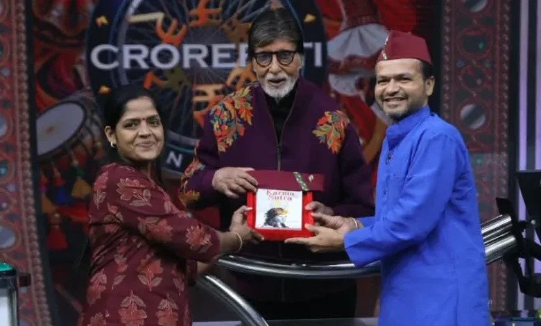 KBC के मंच पर चमके देहरादून के लोकेंद्र सोनी, अमिताभ बच्चन को भेंट की पहाड़ी टोपी KBC के मंच पर चमके देहरादून के लोकेंद्र सोनी, अमिताभ बच्चन को भेंट की पहाड़ी टोपी