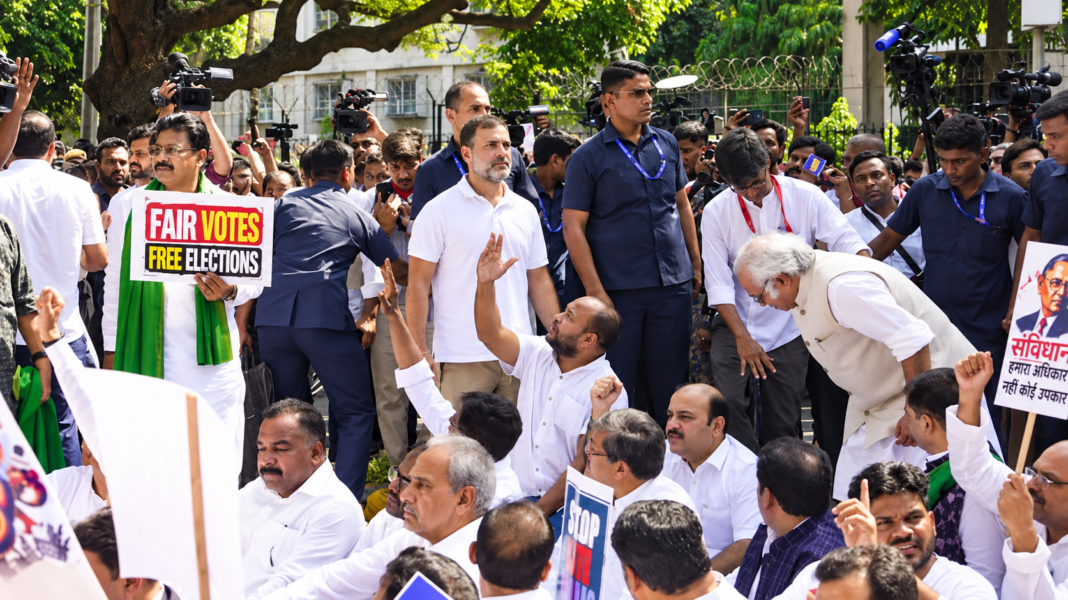CEC के खिलाफ राहुल गांधी का मेगा प्रदर्शन, हिरासत के बाद देर रात रिहा CEC के खिलाफ राहुल गांधी का मेगा प्रदर्शन, हिरासत के बाद देर रात रिहा