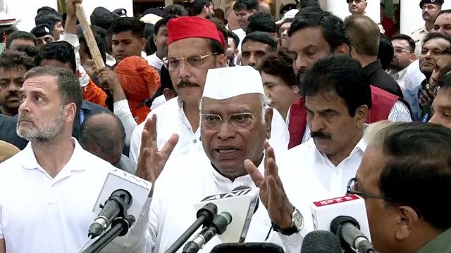 हिरासत से रिहा होने के बाद राहुल गांधी विपक्षी सांसदों संग राजघाट रवाना हिरासत से रिहा होने के बाद राहुल गांधी विपक्षी सांसदों संग राजघाट रवाना