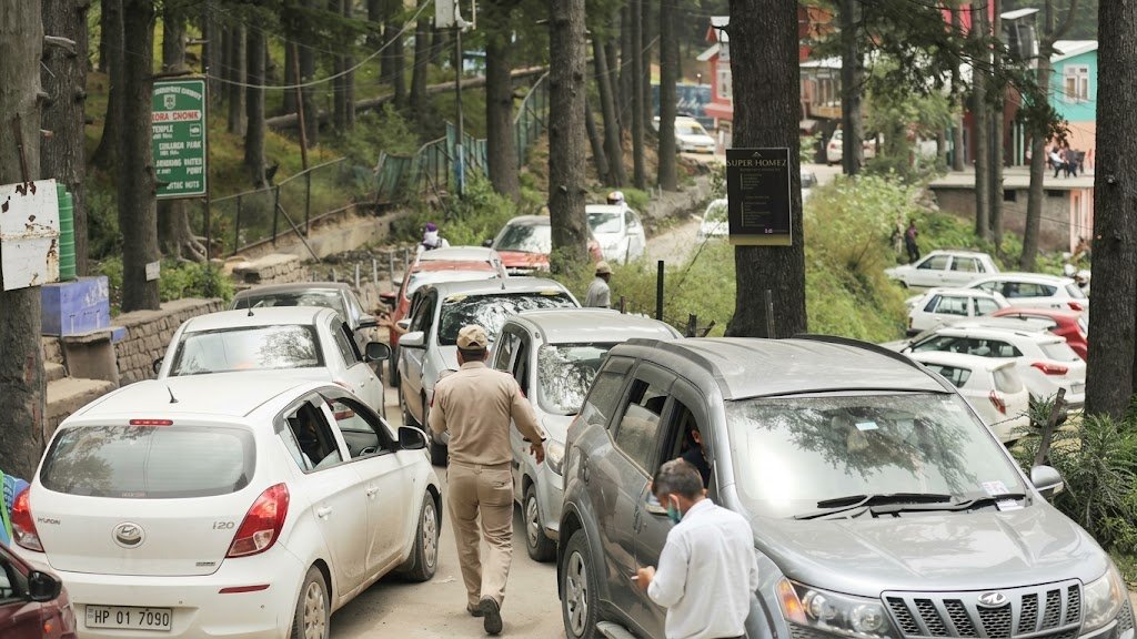 उत्तराखंड में पर्यटकों की भारी भीड़, नैनीताल-मसूरी से ऋषिकेश तक लगा लंबा जाम उत्तराखंड में पर्यटकों की भारी भीड़, नैनीताल-मसूरी से ऋषिकेश तक लगा लंबा जाम